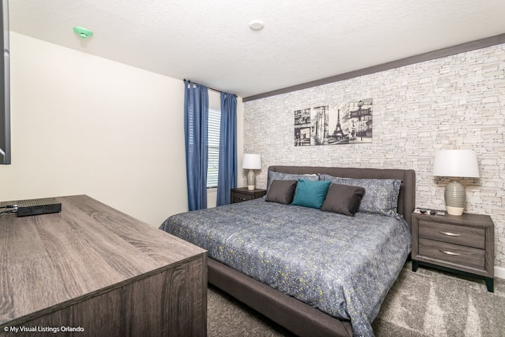 Луксозна спалня на дома в Кисими, Флорида - модерен и стилен декор, който допълва помещението - уютна и привлекателна атмосфера за отдих