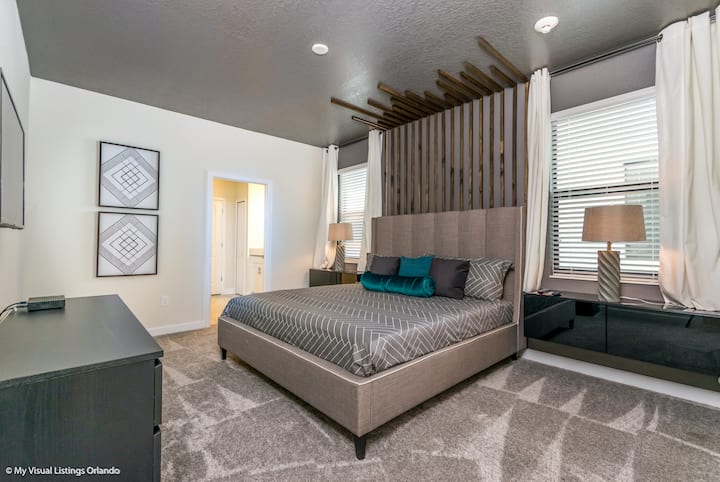 Очарователна спалня на дома в Кисими Флорида - внимателно проектирана спалня с функционални и стилни мебели - Удобно двойно легло за отдих - Модерен и стилен декор, който допълва помещението