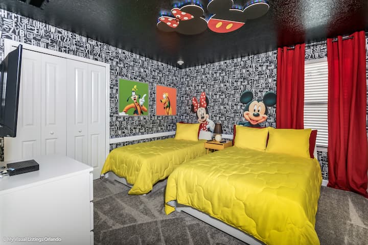 Тематична спалня на дома на Мики Маус в Кисими, Флорида - добре обзаведена с модерни удобства за удобство - Привлекателна спалня с успокояваща цветова палитра за спокойно усещане - Предлага едно двойно легло и едно единично легло