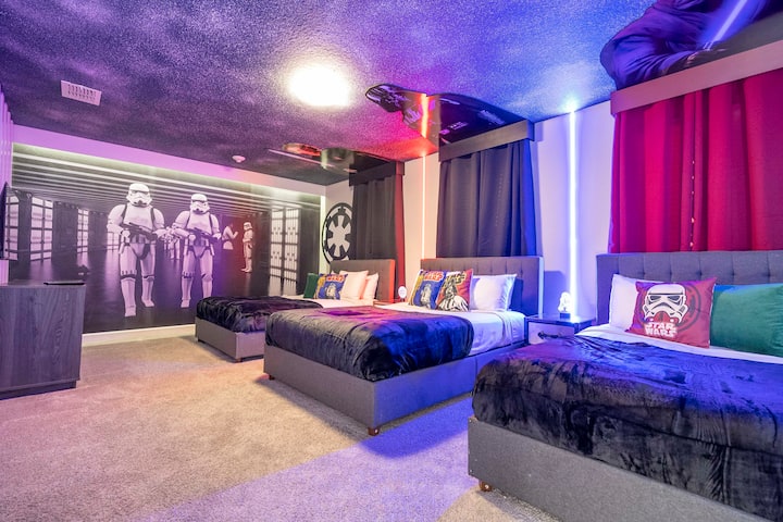 Тематична спалня на дома в Кисими Флорида - просторна спалня, предлагаща комфорт и стил - Много място за спане с три двойни легла - Внимателно проектирана спалня с функционални и стилни мебели