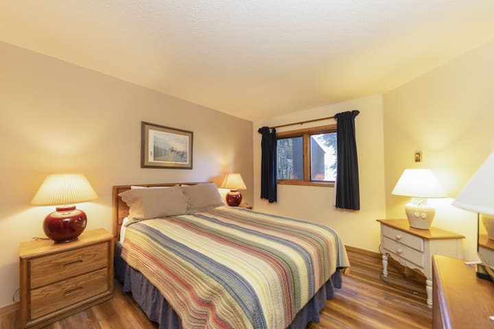 Guest bedroom with queen bed.