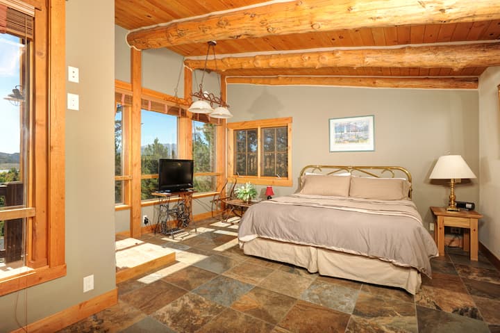 ห้องนอนใหญ่ชั้นบนสุดพร้อมเตียงคิงไซส์ห้องน้ำส่วนตัวและระเบียงส่วนตัว