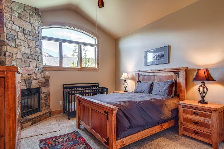 楼上的私人小型主卧套房，配备独立浴室和燃气壁炉。