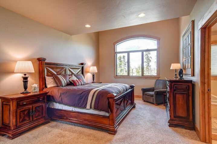 主层主卧配备加大双人床和独立卫生间。