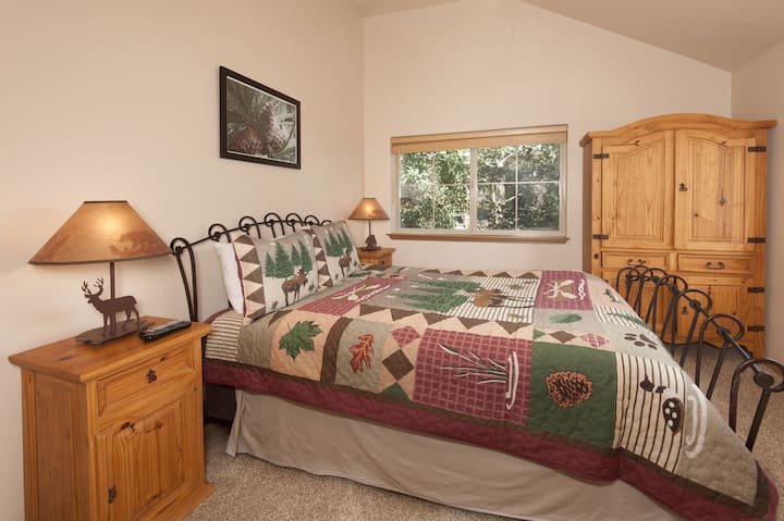 Camera da letto principale con letto a due piazze al piano principale dell'unità.