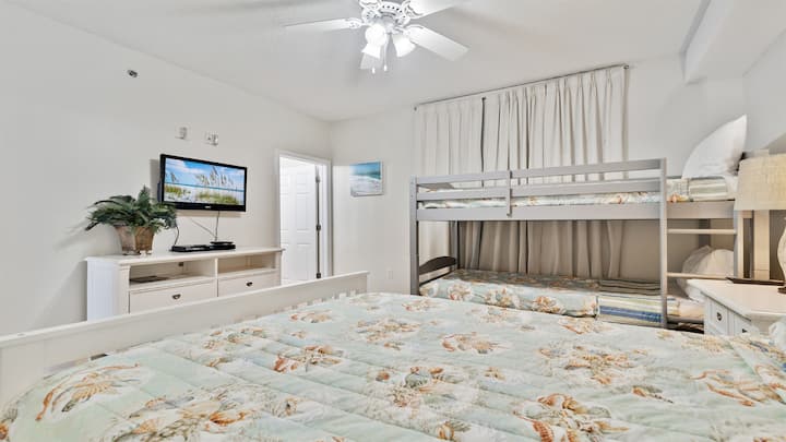 חלל פנימי זה מציג ניצול יעיל של החלל עם מיטת קומתיים מסוגננת + סידור מיטה בגודל מלא. העיצוב המוקפד ממקסם את הנוחות והפונקציונליות, ויוצר חדר רב - תכליתי.