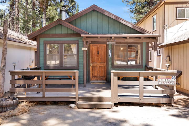 Adorable 2br/2ba Moonridge Cabin: Single-story, Wood Fireplace & Flat Parking - California