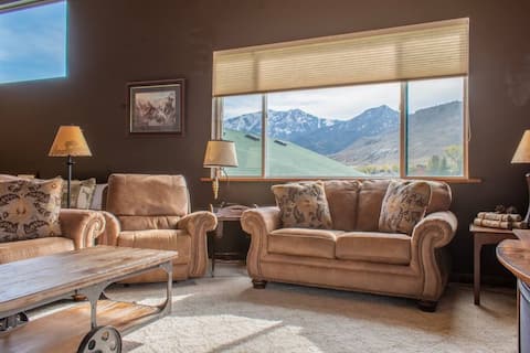 Lg home, 5 miles to North Entrance, Slps 8, 5-star
