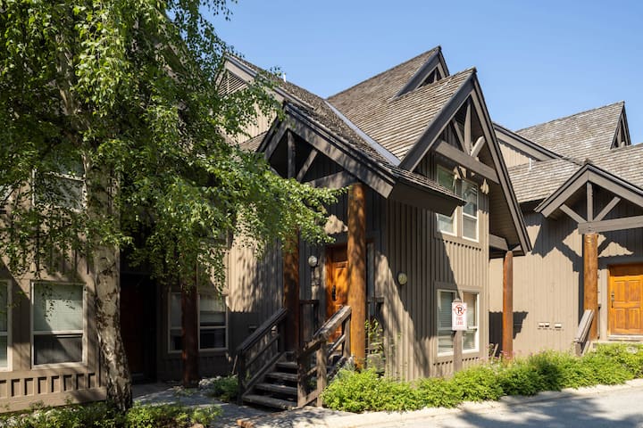 Blackcomb Townhouse W/ Hot Tub - 威士拿