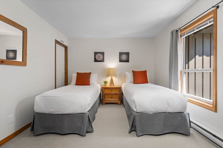 - Dormitorio 3: habitación King Split con ventanas luminosas y un diseño equilibrado y acogedor.
- La configuración flexible ofrece dos camas individuales o una cama tamaño king para mayor comodidad de los huéspedes.
- Tonos suaves y decoración relajante crean un refugio tranquilo ideal para descansar.