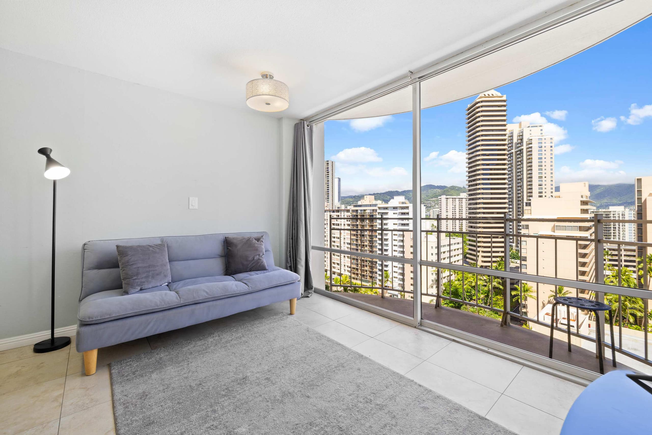 Prime Waikiki Stay – Steps to the Beach & Dining! - Image 2