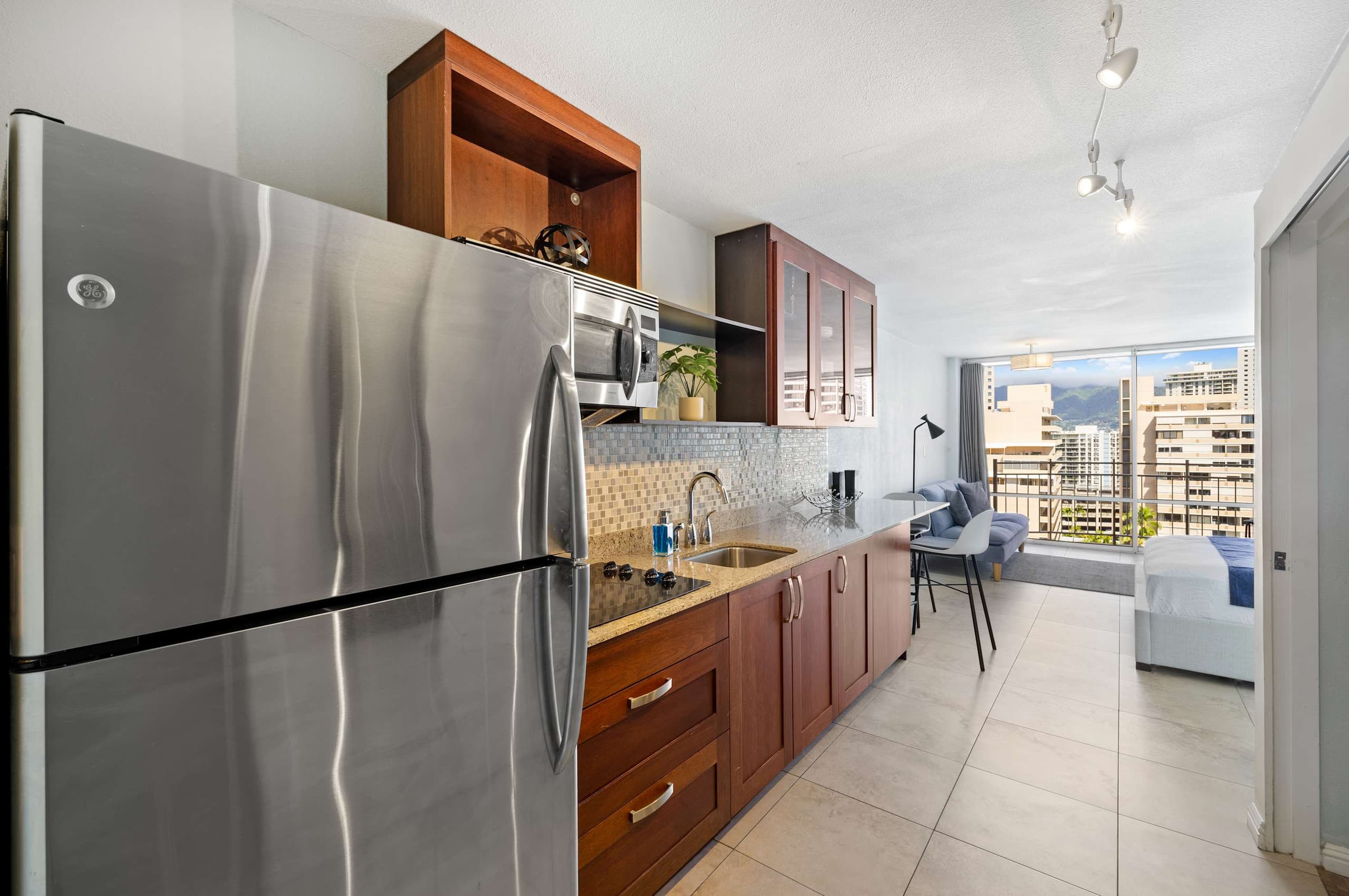 Prime Waikiki Stay – Steps to the Beach & Dining! - Image 17