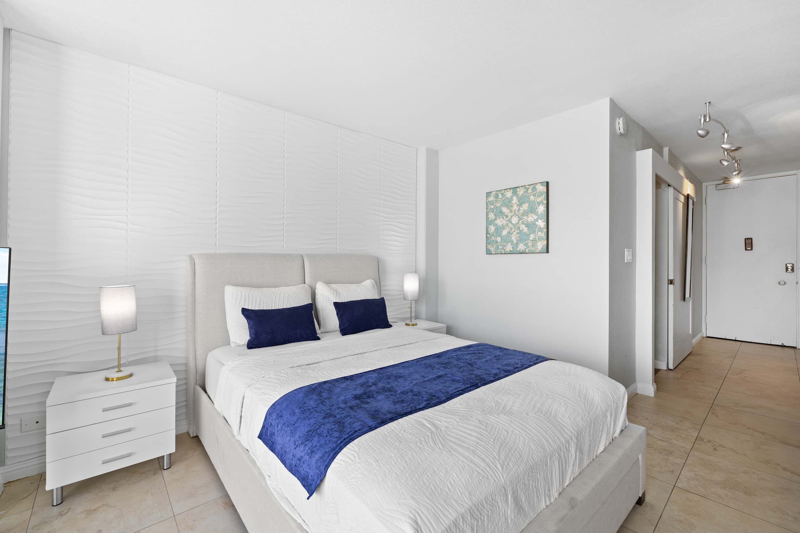 Prime Waikiki Stay – Steps to the Beach & Dining! - Image 8