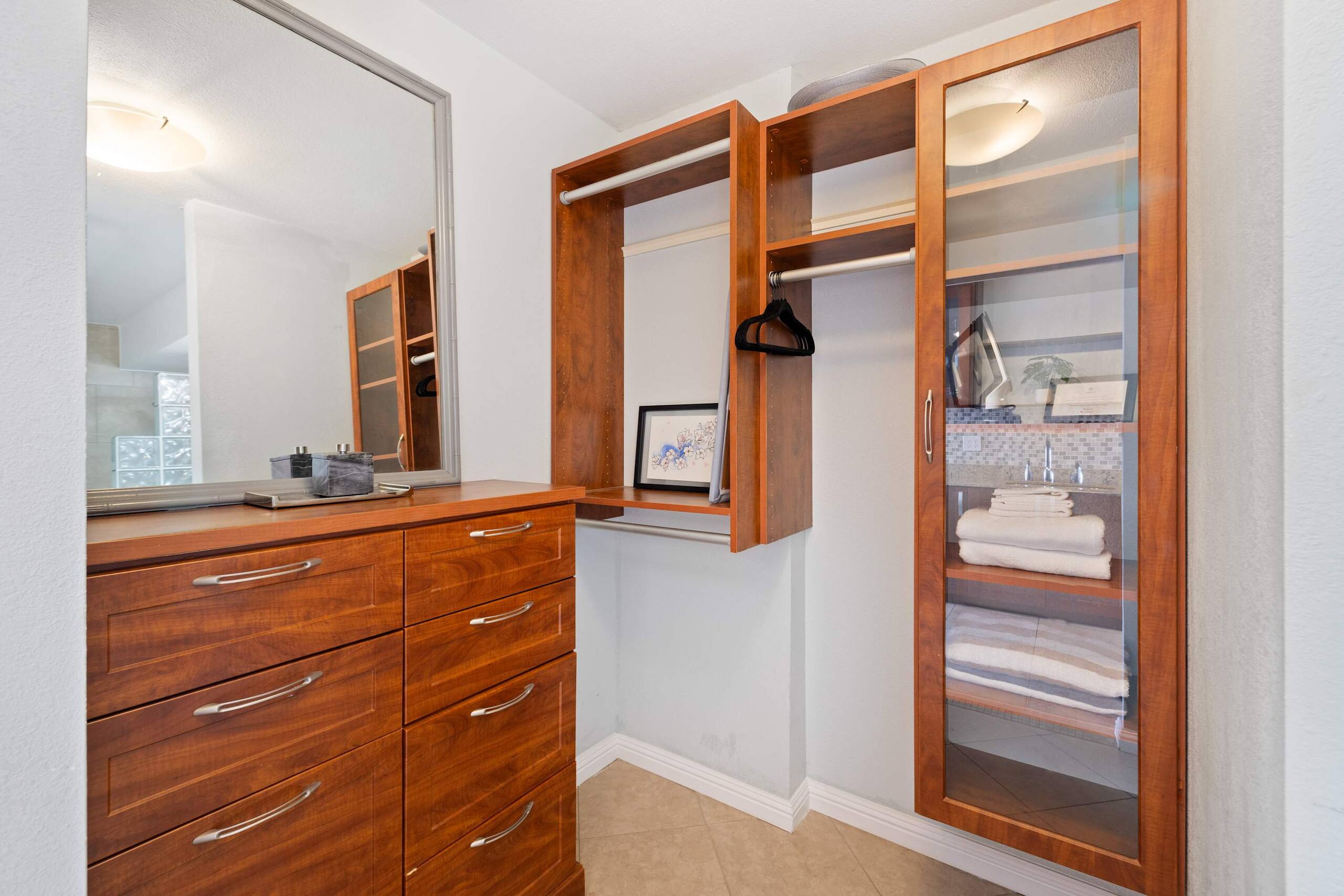 Prime Waikiki Stay – Steps to the Beach & Dining! - Image 14