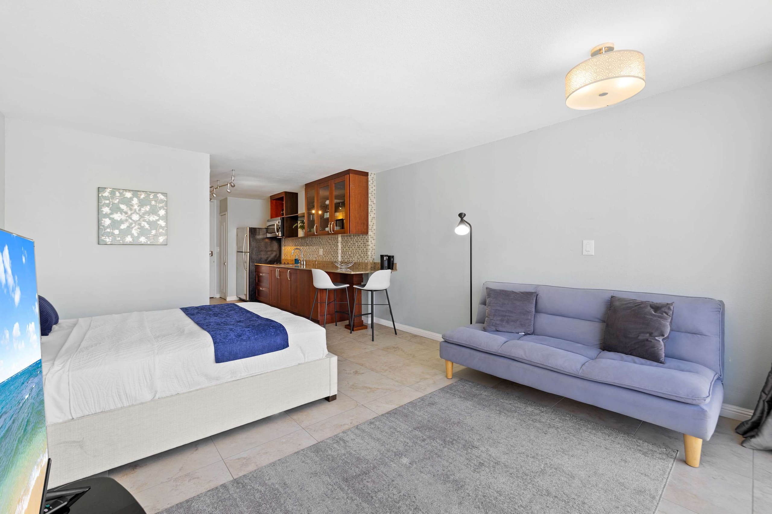 Prime Waikiki Stay – Steps to the Beach & Dining! - Image 10
