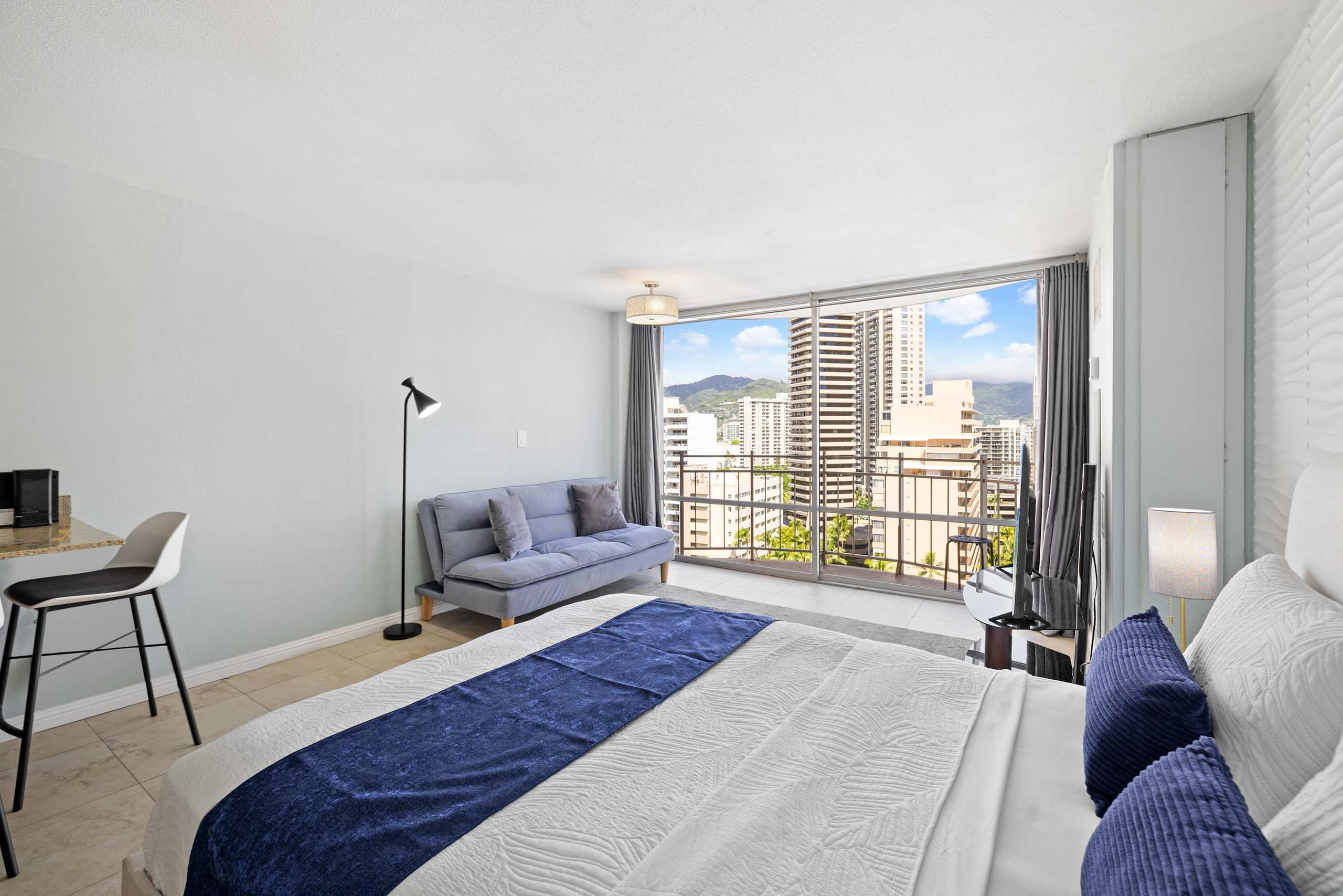 Prime Waikiki Stay – Steps to the Beach & Dining! - Image 11