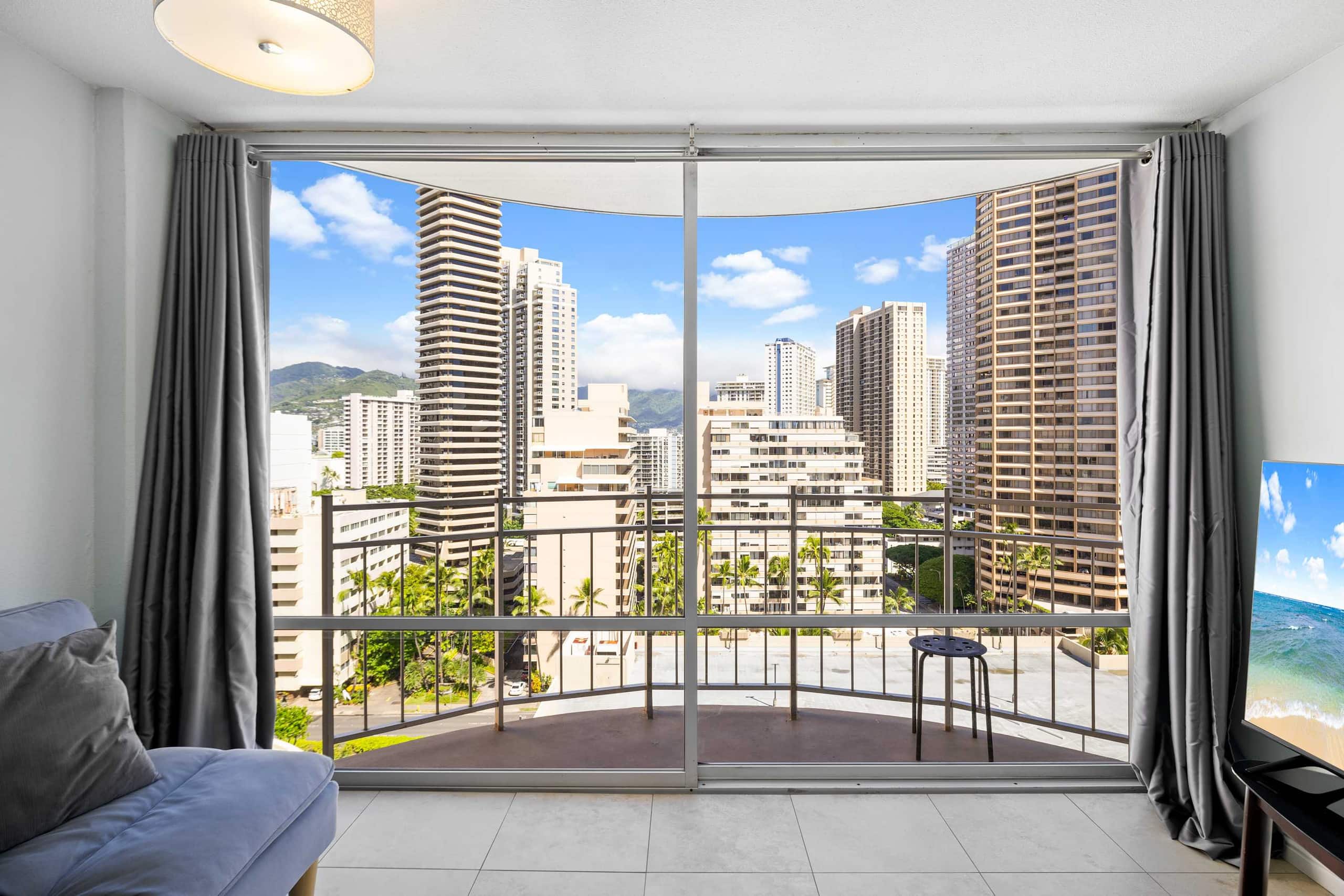 Prime Waikiki Stay – Steps to the Beach & Dining! - Image 13