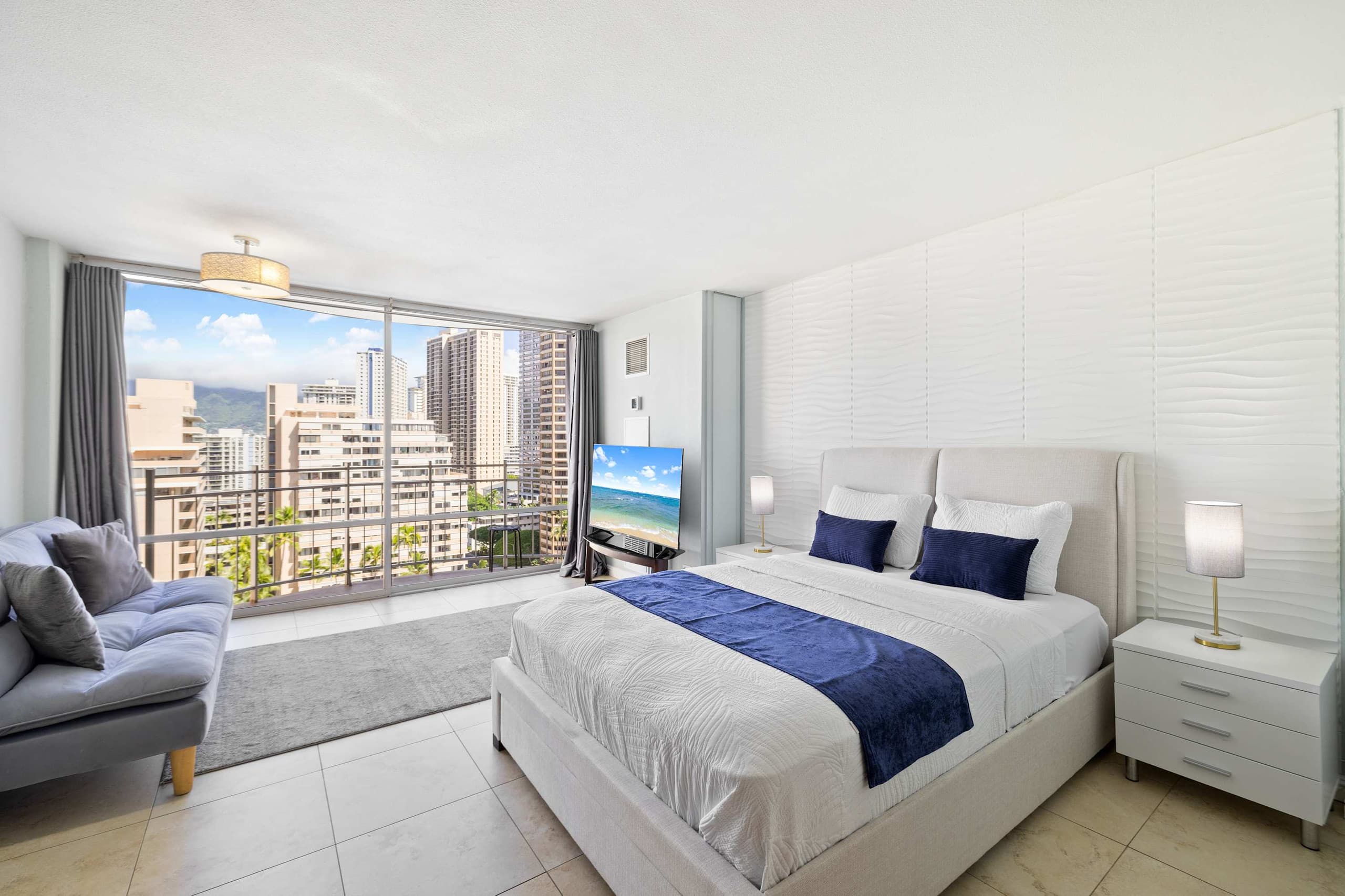 Prime Waikiki Stay – Steps to the Beach & Dining! - Image 1