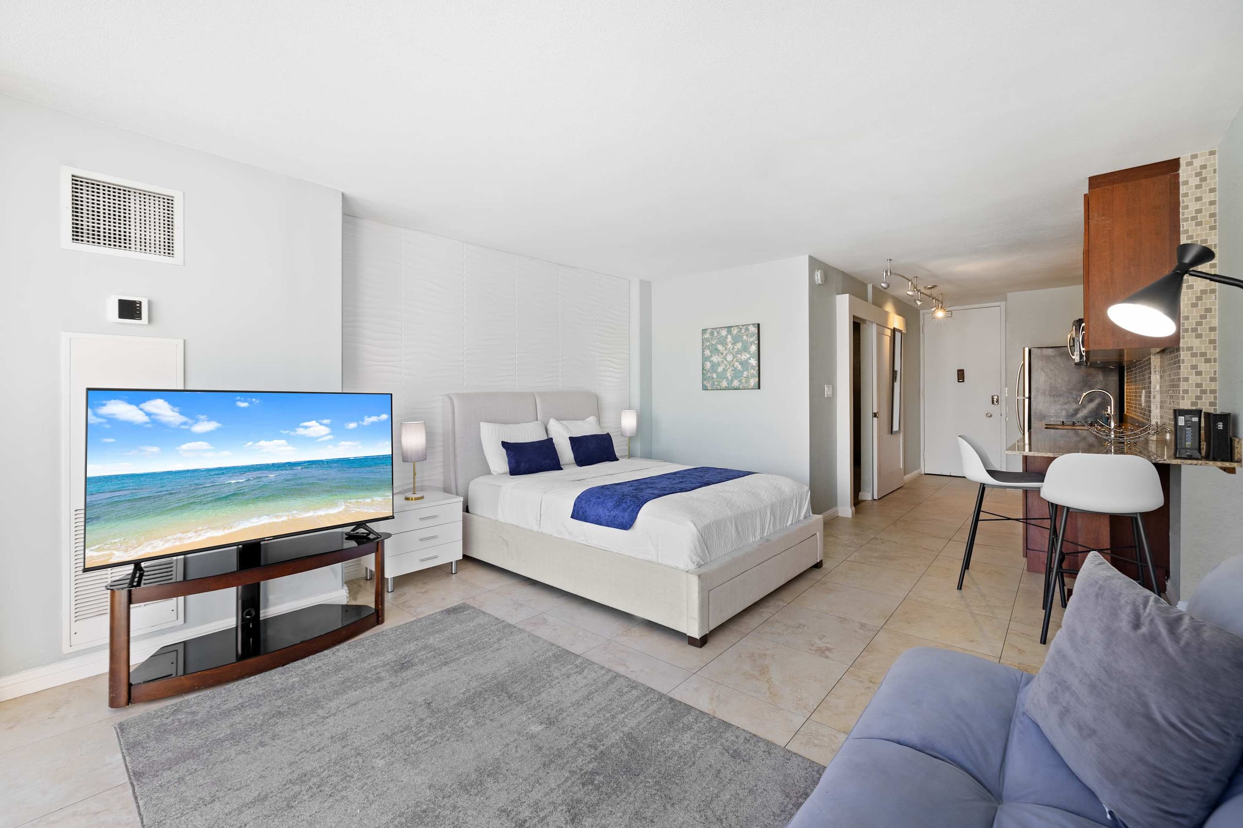 Prime Waikiki Stay – Steps to the Beach & Dining! - Image 7