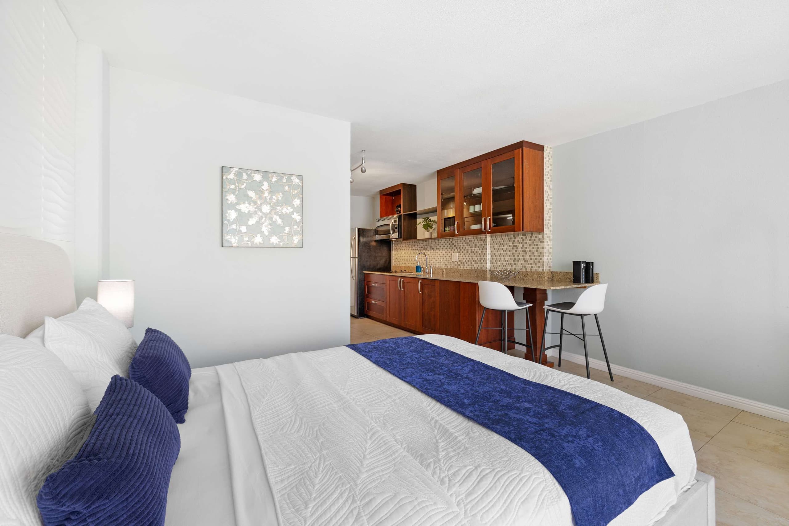 Prime Waikiki Stay – Steps to the Beach & Dining! - Image 9