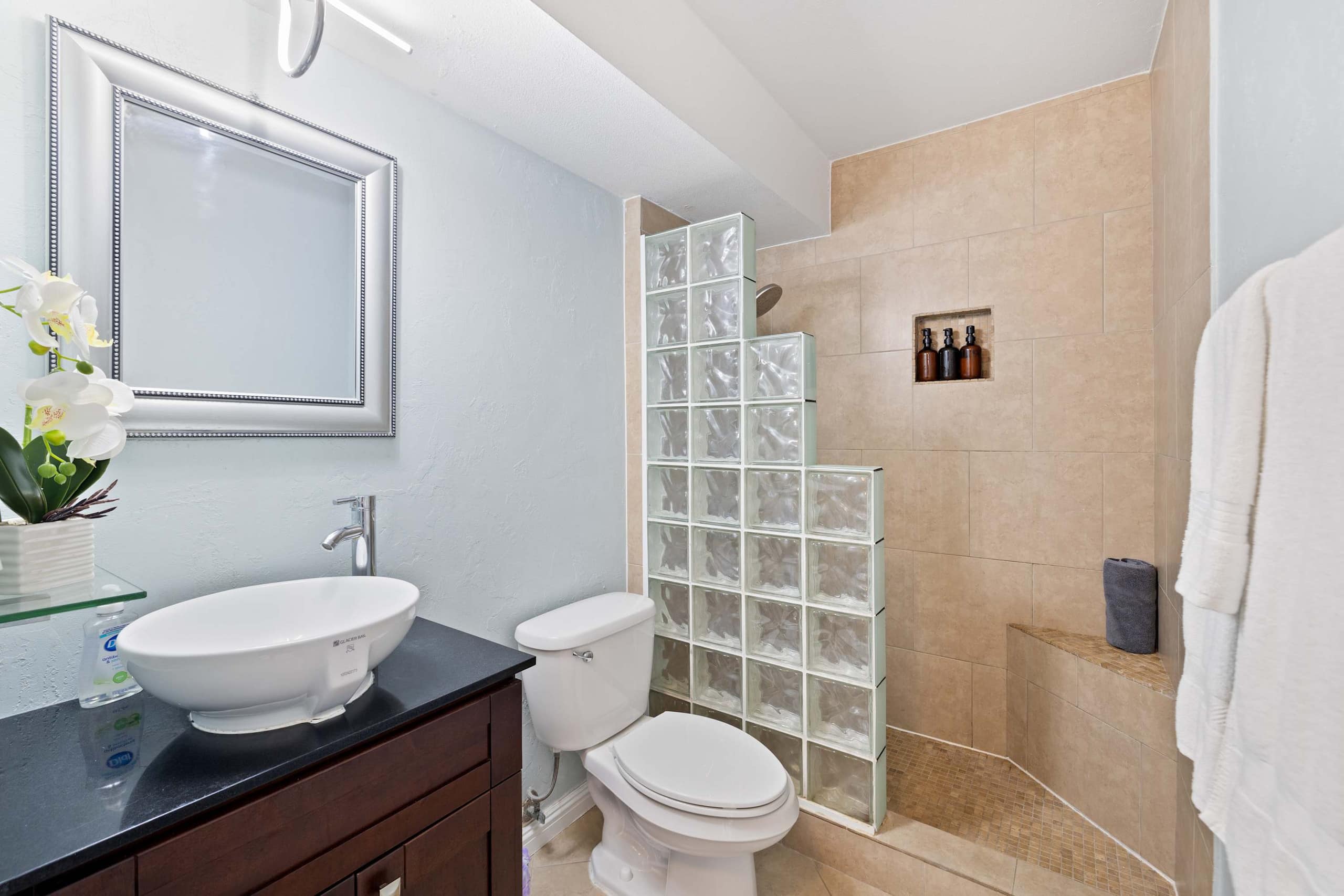 Prime Waikiki Stay – Steps to the Beach & Dining! - Image 4