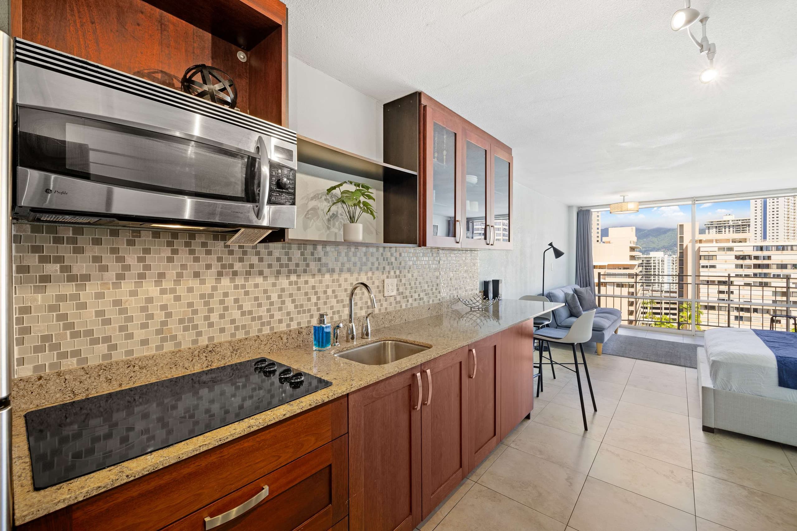 Prime Waikiki Stay – Steps to the Beach & Dining! - Image 16