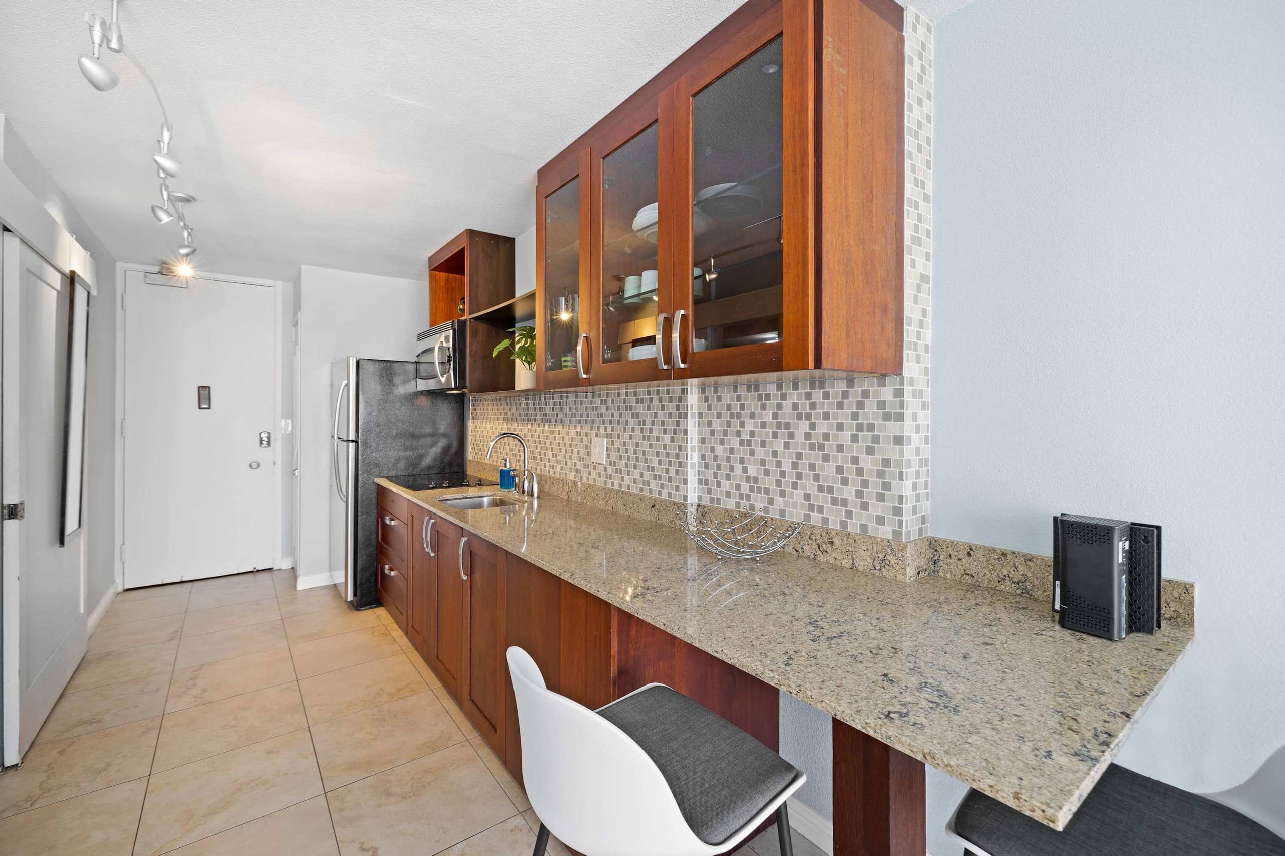 Prime Waikiki Stay – Steps to the Beach & Dining! - Image 15
