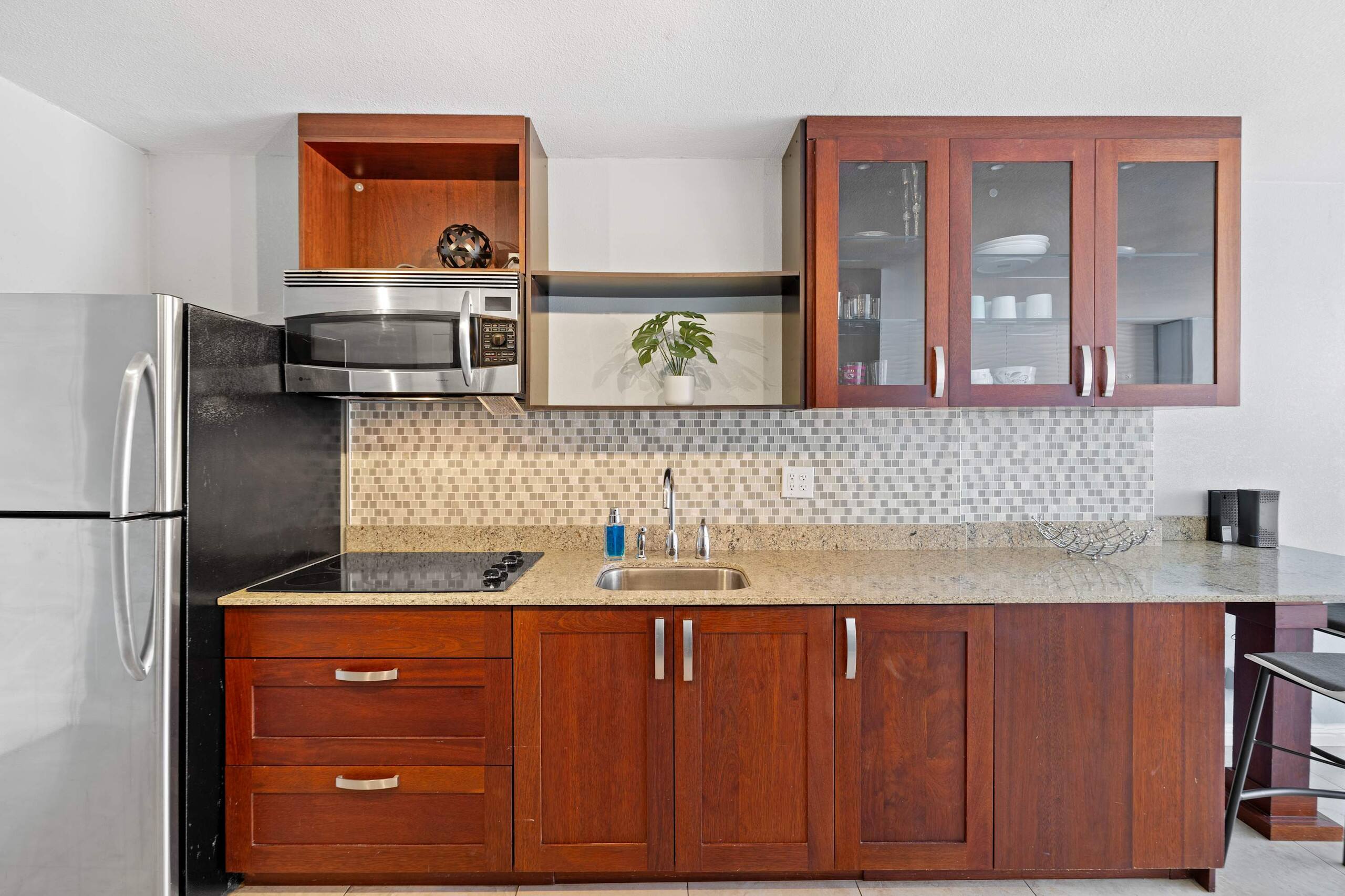 Prime Waikiki Stay – Steps to the Beach & Dining! - Image 3