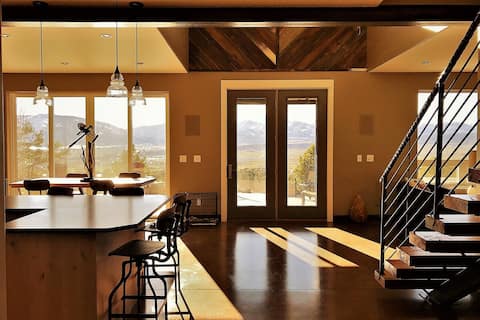 Barnwood Chateau with 2 Master Suites + Hot Tub