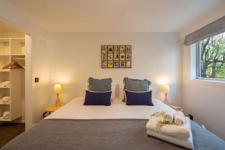 带套房和加大双人床的卧室
这间舒适的卧室配有一张加大双人床，可提供灵活的睡眠安排，还有一间私人套房，方便您使用。 非常适合情侣或朋友入住，既舒适又隐私，让您享受宁静的住宿体验