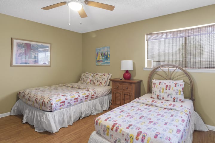 带标准双人床和单人床的客房