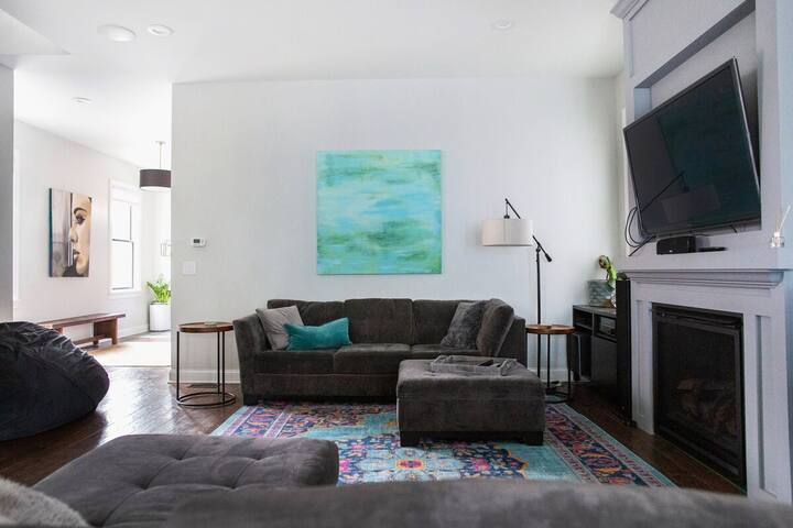 1stFL Suite | 5BR • Game Room • Parking • High St gallery image 2