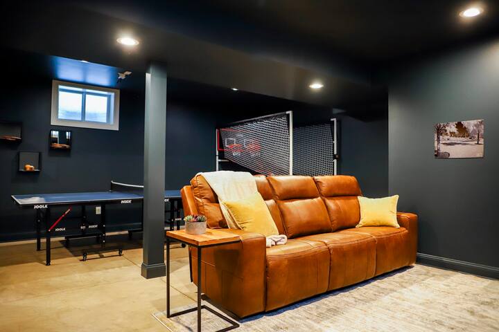 1stFL Suite | 5BR • Game Room • Parking • High St gallery image 4