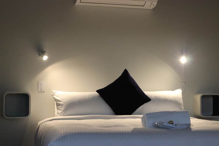 Druhá spálňa s manželskou posteľou King a pokojnou atmosférou a všetkými pohodlnosťami – ideálna pre priateľov alebo ako vaša súkromná svätyňa v tomto luxusnom útočisku