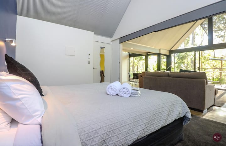 Spálňa s manželskou posteľou, plyšovou posteľnou bielizňou a lesným pokojom – zobudíte sa svieži v romantickom prostredí obklopení prírodou