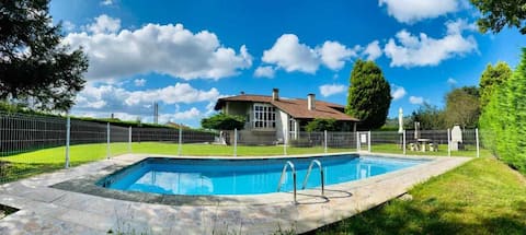 María Bonita Chalet . Independent villa with swimming pool and large garden