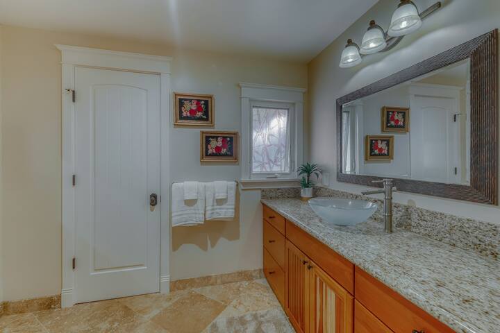 Beautiful 4BR | Hot Tub | Patio | Garage Parking gallery image 5