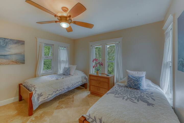 Beautiful 4BR | Hot Tub | Patio | Garage Parking gallery image 4