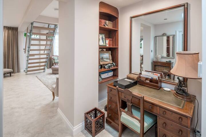 Elegant house with rooftop terrace gallery image 4