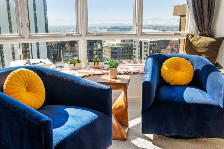 City Center Oasis: Prime Location with Views! gallery image 3