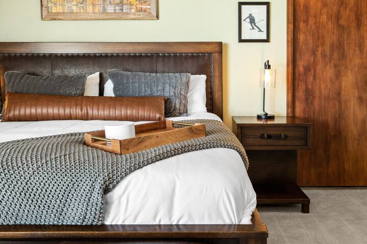 City Center Oasis: Prime Location with Views! gallery image 2