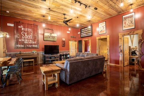 *The Famous Dells Rustic Shed-Amazing Game Room!