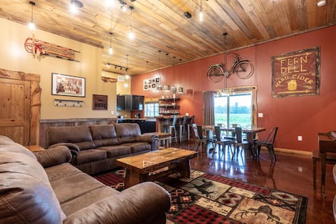 *The Famous Dells Rustic Shed-Amazing Game Room!