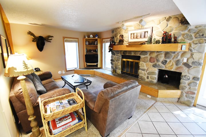 Pet Friendly! On River, Hot Tubs, Pool! Near Town - Frisco, CO