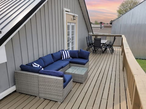 Northwoods Loft | Sleeps 12! | 1 Block to Downtown