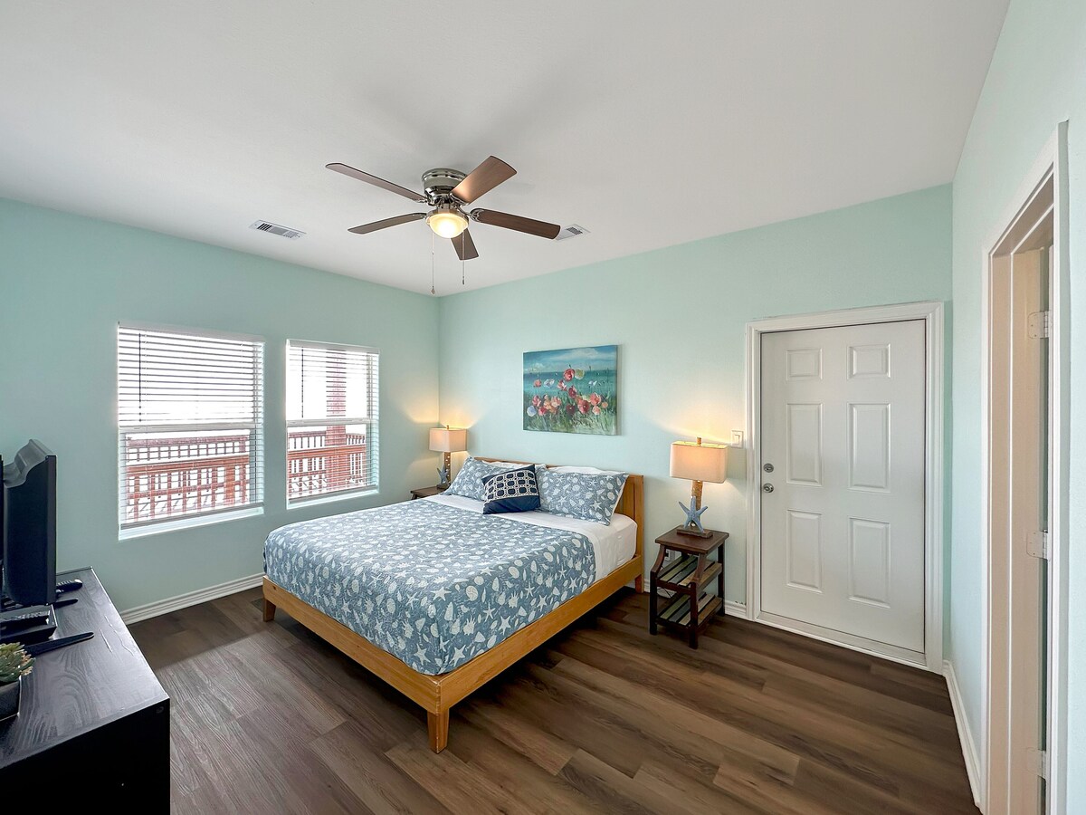 Zaspávajte pri zvuku vĺn v priestrannom primárnom apartmáne s manželskou posteľou a súkromnou terasou s nádherným výhľadom na oceán.