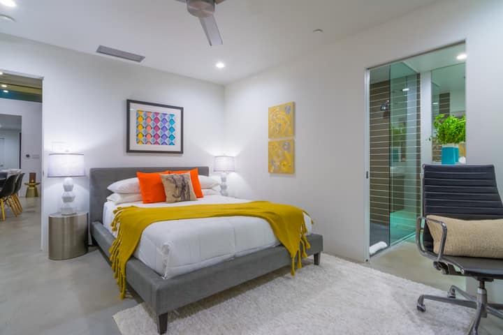 חדר שינה 3 עם יצירות אמנות מקוריות יחד עם כיסא ושולחן עבודה של איימס