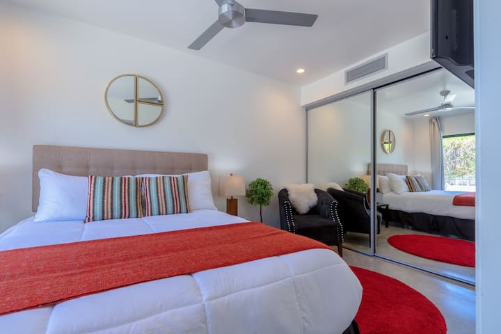 חדר שינה 2 עם ארון מראה ענק. בכל חדר שינה יש חדרי רחצה צמודים, מאווררי תקרה, טלוויזיות עם מסך שטוח עם שלטים ודלתות שמובילים למרחבים חיצוניים פרטיים