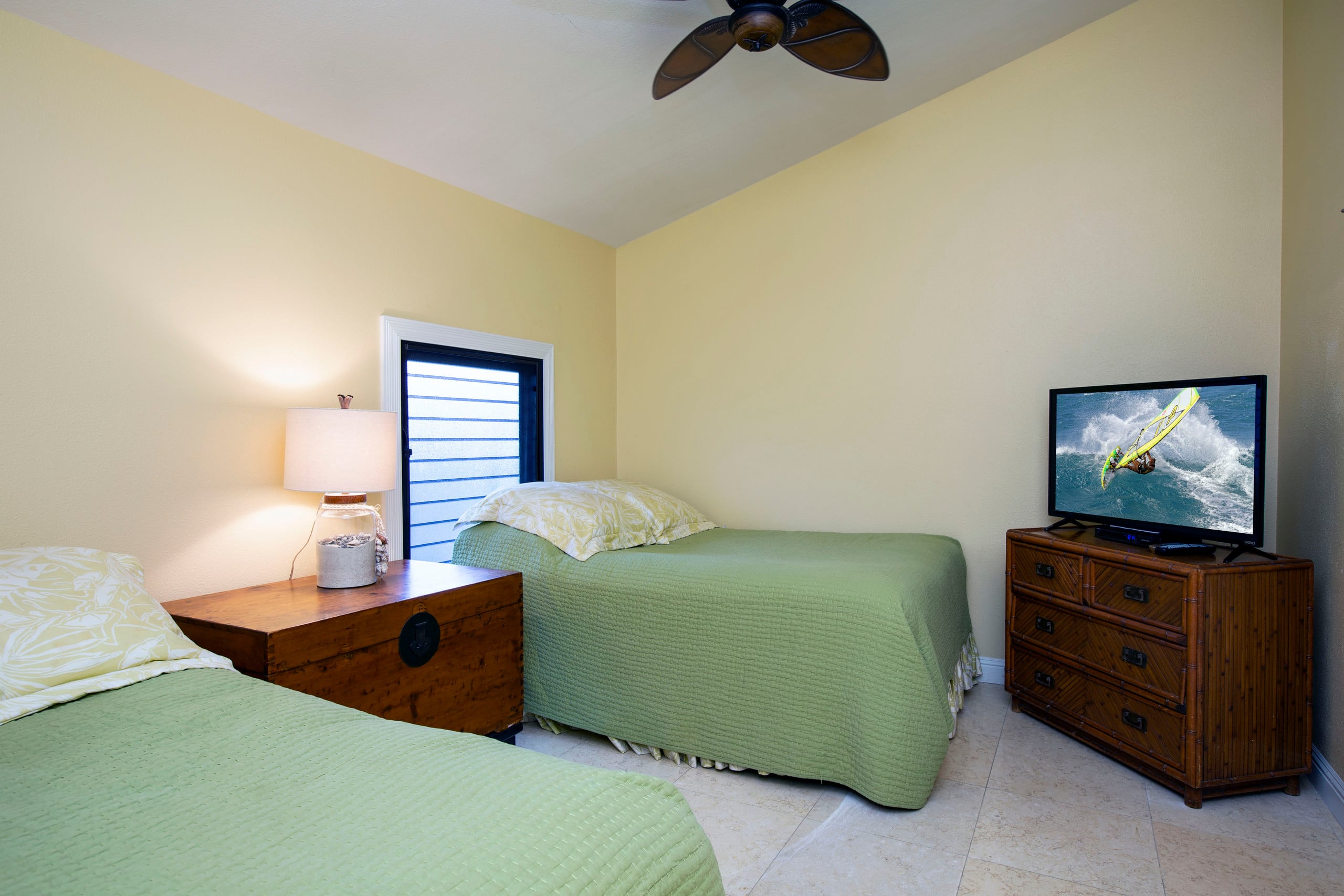 Condo in Lahaina · ★4.58 · 2 bedrooms · 4 beds · 2.5 baths - Image 12