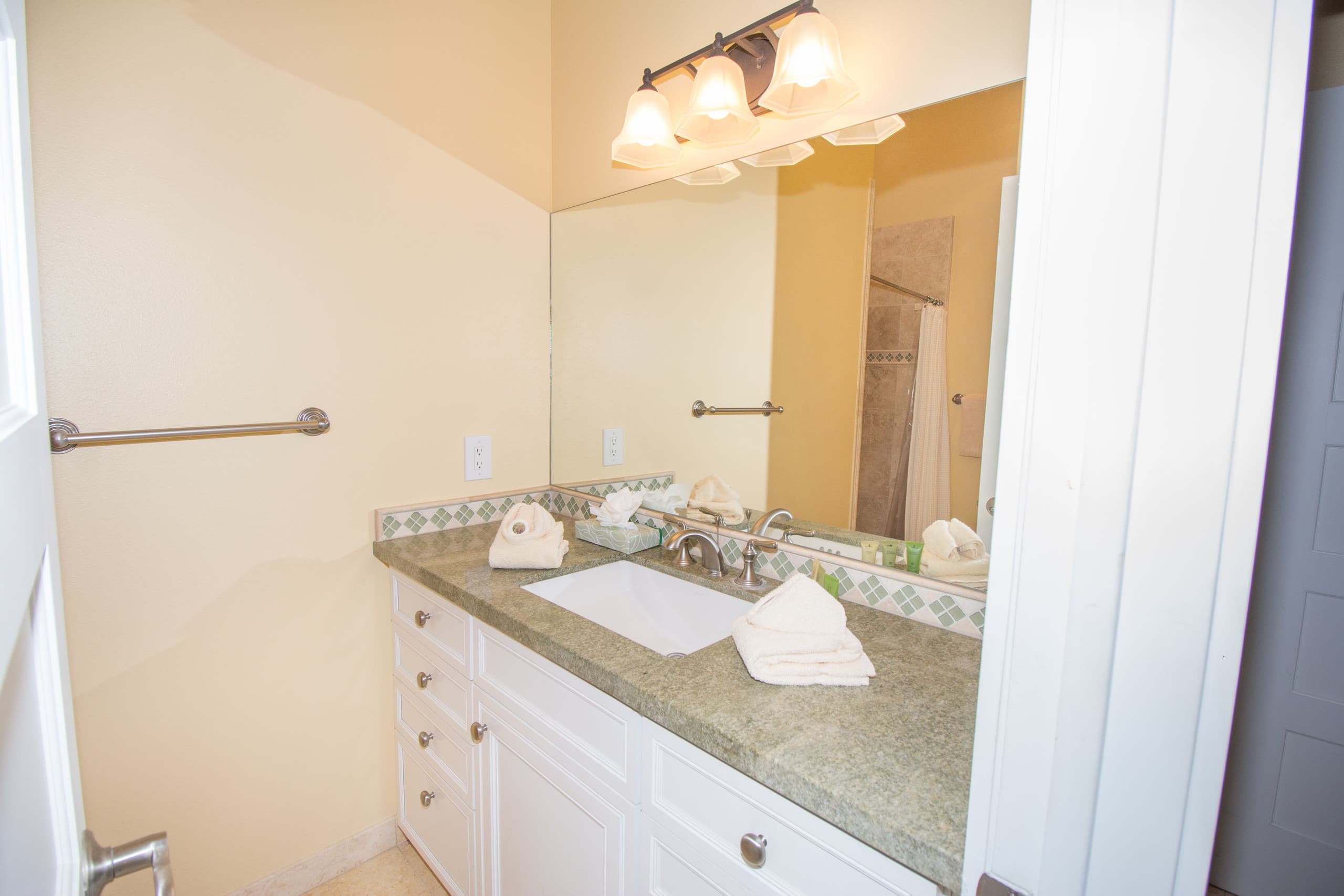 Condo in Lahaina · ★4.58 · 2 bedrooms · 4 beds · 2.5 baths - Image 15